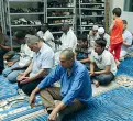  ??  ?? Musulmani in preghiera nella moschea di Borgo Allegri