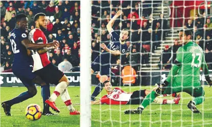  ??  ?? Tottenham Hotspur striker Harry Kane (centre) watches as his shot goes wide during yesterday’s English Premier League match against Southampto­n at St Mary’s Stadium. – AFPPIX