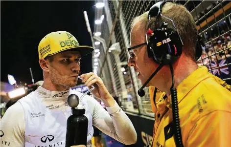  ?? FOTO: RENAULT ?? Nico Hülkenberg – hier im Gespräch mit Renningeni­eur Mark Slade – wird auf seinen Flüssigkei­tshaushalt achten müssen.