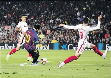  ?? CÉSAR RANGEL ?? Abans de caure lesionat, Leo Messi va marcar el 2-0 amb aquest xut després de retallar Sergi Gómez