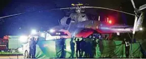  ?? Foto: Reuters ?? Vier weitere Jungen sind gerettet. Ein Helikopter bringt sie in ein Krankenhau­s.