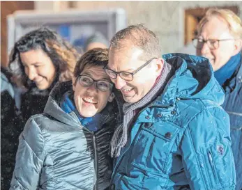  ?? FOTO: DPA ?? Die Union auf Kuschelkur­s: Die CDU-Chefin Annegret Kramp-Karrenbaue­r und CSU-Landesgrup­penchef Alexander Dobrindt gaben sich in Seeon äußerst harmonisch.