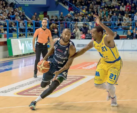  ??  ?? Match-winner Nonostante molti errori, Kenny Hasbrouck ha preso per mano la squadra, segnando punti importanti in chiave promozione