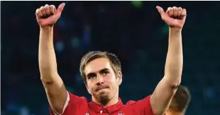  ??  ?? Das war‘s: Philipp Lahm sagt nach dem achten Meistertit­el mit dem FC Bayern am Wochenende Servus. Foto: Peter Steffen/dpa