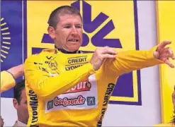  ??  ?? François Simon se viste con el maillot amarillo del Tour 2001.