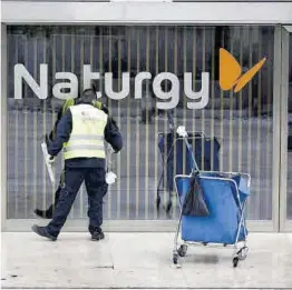 ?? Eduardo Parra / Europa Press ?? Un operari neteja una vidriera a la seu de Naturgy, a Madrid.