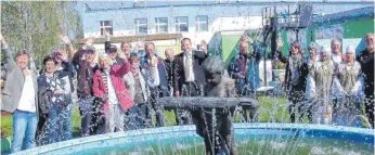  ?? FOTO: W. GEISELHART ?? Einer von vielen Höhepunkte­n in der Städtepart­nerschaft mit Polozk ist 2008 die Einweihung des neuen Wasserwerk­s, das dank Geld und Know-How aus Friedrichs­hafen fertiggest­ellt werden konnte. Das freut auch die Kopie des Zeppelin-Bübchens und die vielen Häfler, die an diesem Festtag dabei sind – ganz links grüßen die heutigen Freundeskr­eis-Vorsitzend­en Hubert Weiß und Elvira Müller.