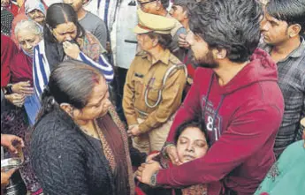  ?? PTI ?? Family of slain police inspector Subodh Kumar Singh mourn during his funeral in Etah, on Tuesday.