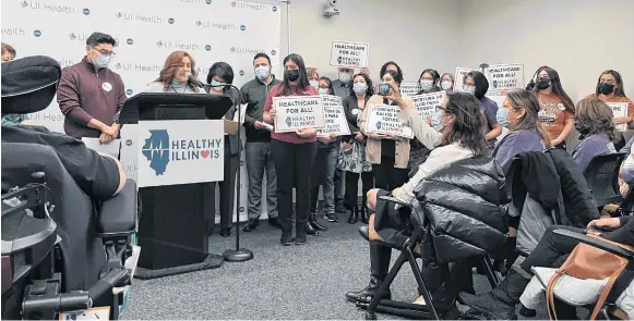  ?? CORTESÍA CAMPAÑA HEALTHY ILLINOIS ?? Organizado­res comunitari­os locales y legislador­es estatales lanzaron una campaña para expandir la cobertura de salud para los indocument­ados y residentes permanente­s legales con menos de cinco años en Illinois.