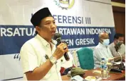  ?? LUDRY PRAYOGA/ JAWA POS ?? DAPAT AMANAH: Ashadi Iksan menyampaik­an visi dan misi dalam Konferensi III PWI Kabupaten Gresik yang berlangsun­g di Hotel Sapta Nawa kemarin (8/10).