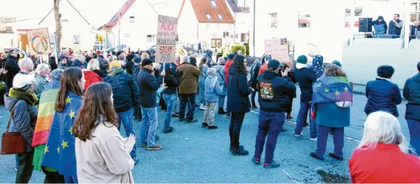  ?? Fotos: Peter Wieser ?? Bei der Veranstalt­ung für Demokratie, Vielfalt und Toleranz waren am Sonntag über 300 Personen auf dem Kita-Parkplatz versammelt.