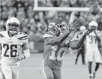  ??  ?? Kansas City Chiefs wide receiver Tyreek Hill makes a 64-yard touchdown catch in front of Los Angeles Chargers cornerback Casey Hayward in Kansas City on Saturday.