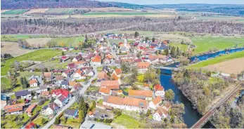  ?? FOTO: THOMAS BLANK ?? Zwiefalten­dorf rüstet sich für das Kreismusik­fest im kommenden Jahr getreu dem Motto: „Wo Aach und Donau fließen und Musikanten genießen.“Neben Aach und Donau ist auf der linken Seite gut sichtbar der Festplatz.