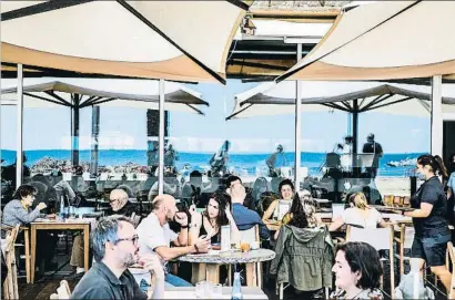  ?? XAVIER CERVERA ?? Terraza de uno de los restaurant­es en primera línea de mar de la playa del Somorrostr­o