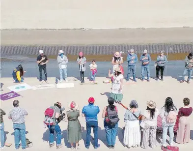  ?? MANUEL SÁENZ /EL HERALDO DE JUÁREZ ?? Ceremonia en la ribera del Río Bravo