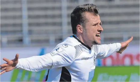  ?? FOTO: HORST HÖRGER ?? Marcel Schmidts jubelt nach seinem Führungstr­effer für die Spatzen zum 1:0. Am Ende mussten sich die Ulmer gegen Freiburg II mit einem 1:1 zufrieden geben.