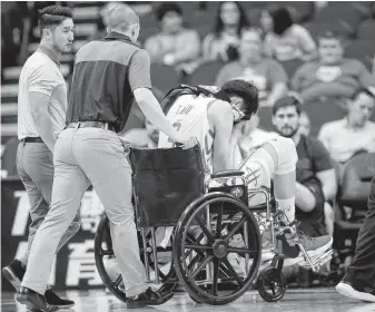  ?? Elizabeth Conley / Staff photograph­er ?? Rockets center Zhou Qi leaves in the first quarter after suffering a sprained knee.