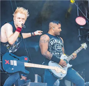  ?? FOTO: DANIEL DRESCHER ?? Eine energiegel­adene Show haben Sum 41 am Freitag vor Pfingsten bei „Rock im Park“in Nürnberg abgeliefer­t. Im Bild: Sänger Deryck Whibley (links) und Gitarrist Dave Baksh.