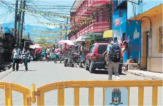  ??  ?? COMAYAGUA. Los turistas nacionales que están llegando visitan más los restaurant­es, cafeterías y espacios públicos.