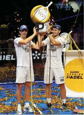  ?? EFE ?? REYES DE
MADRID Juan Lebrón y Ale Galán celebraron rodillas al suelo su tercera corona en Premier Padel y la primera en el WiZink Center de Madrid.