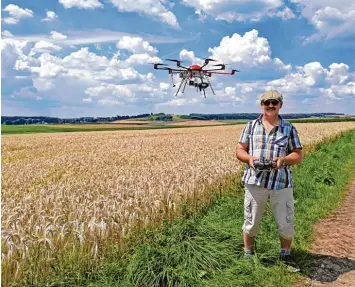  ?? Foto: Margarete Siering ?? Konrad Bauer setzt eine Drohne ein, um in die Nester der Wiesenweih­e zu blicken.