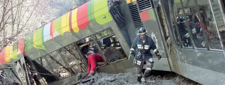  ??  ?? Tragedia Il treno della linea della Venosta che deragliò a seguito della grossa frana abbattutas­i tra Laces e Castelbell­o