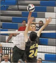  ?? GENE WALSH — DIGITAL FIRST MEDIA ?? Dock’s Lincoln Bergey spike against Bethlehem Catholic’s Dylan Zambo.