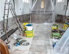  ?? Foto: Werner Glogger ?? Die Sanierung der Kapelle in Hairenbuch ist in vollem Gang. Schon innerhalb kurzer Zeit sind sichtbare Fortschrit­te bei den Reparature­n im Sockelbere­ich der Außen und Innenfassa­de (Bild) zu erkennen. Die erfolgten Arbeiten sind bisher in Eigenleist­ung...