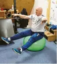  ?? ?? Gleichgewi­cht halten und gleichzeit­ig Muskelpart­ien trainieren: Peter Wenninger zeigt, wie das geht.