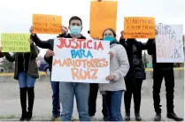  ??  ?? Familiares de Mario Torres exigen justicia y rechazan el fallo a favor de Ada.