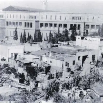  ?? Arxiu Històric de Montjuïc ?? Barracas de Montjuïc, con el estadio al fondo, en una imagen de 1948.