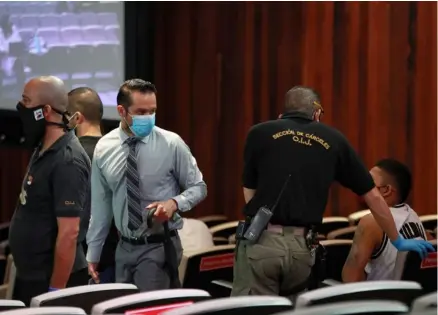  ?? JoHN durÁN ?? Con guantes, mascarilla­s y tratando de guardar la distancia, varios de los imputados, defensores y custodios estuvieron a la 1 p. m en el auditorio del OIJ, donde se suspendió el debate.