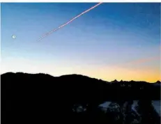  ?? FOTO: SYLVIA RABER ?? Sylvia Raber aus Oberthal schickt Astronaut Matthias Maurer liebe Grüße aus der Heimat. Ihre Aufnahme zeigt einen wunderschö­nen Sonnenunte­rgang über dem Hausberg, dem Momberg. Links ist der Mond zu sehen.