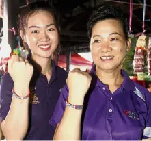  ??  ?? Shareene and mother Shirly donning the wristbands at Tamu Donggongon. Banding together: