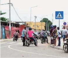  ?? ALBERTO PEDRO | EDIÇÕES NOVEMBRO ?? População e automobili­stas pedem a abertura urgente da via