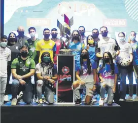  ?? suministra­da ?? Jugadores de la Liga Puerto Rico posan con el nuevo trofeo durante la presentaci­ón de ayer de la nueva temporada.