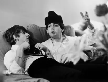  ??  ?? DOWN TIME: Ringo Starr and Paul McCartney of The Beatles relax in a Paris hotel room in 1964