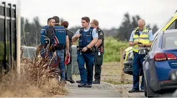  ?? KAVINDA HERATH/ STUFF ?? Police at the scene following the discovery of an elderly man’s body in the Invercargi­ll suburb of Avenal on Friday.