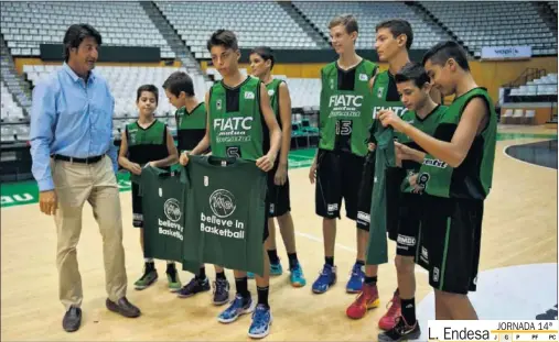  ??  ?? BASE. Jordi Villacampa, con jóvenes de la cantera del Joventut, una de las mejores de España.