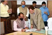  ?? PIC/PTI ?? Madhya Pradesh Chief Minister Shivraj Singh Chouhan, wearing protective mask amid Coronaviru­s pandemic interacts with officials of the State Assembly during its four-day special session, in Bhopal