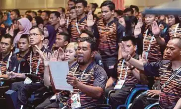  ??  ?? ATLET Para memanah, Yuhaizam Yahaya mengetuai bacaan ikrar pada Majlis Penyerahan Jalur Gemilang di Kem Fasa Akhir Hotel Seri Pacific, kelmarin.