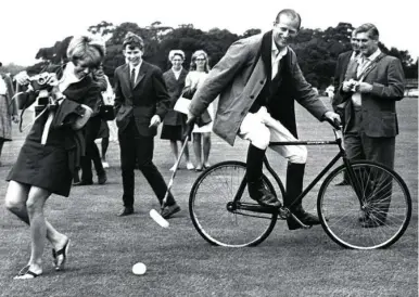  ?? GETTY ?? El duque de Edimburgo, jugando al polo en bicicleta, en Windsor Great Park