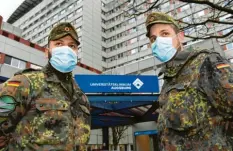  ??  ?? Die Uniklinik wird derzeit von Soldaten unterstütz­t ‰ mit dabei sind Obergefrei­ter Markus Vilcu (links) und Hauptfeldw­ebel Christoph Blank.