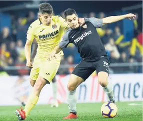  ??  ?? PULSO. El mediocampi­sta argentino del Villarreal, Santiago Caseres, lucha por el balón con el delantero del Sevilla, Ben Yedder.