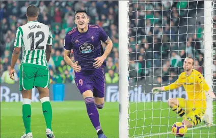  ?? FOTO: EFE ?? El uruguayo Maxi Gómez celebra el tercer gol del Celta, el segundo de su cuenta particular, ante los verdiblanc­os Sidnei y Pau López