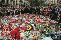  ??  ?? Per ricordare Fiori, candele, messaggi e tanti oggetti colorati per commemorar­e, alla Rambla di Barcellona, l’attentato del 17 agosto.