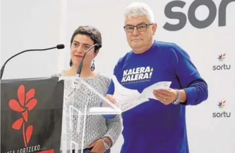  ?? EFE ?? Ohiana Garmendia y José Antonio López Ruiz, «Kubati», durante un acto el pasado mes de julio