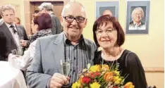  ??  ?? Otmar Selder und seine Frau Renate stoßen beim Empfang im Rathaus auf seinen 75. Geburtstag an.