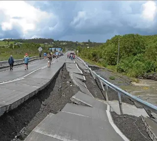  ?? (Sipa) ?? Destrozos en una carretera tras el terremoto de diciembre.