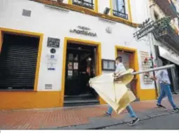  ??  ?? Un trabajador porta una sombrilla en San Miguel.